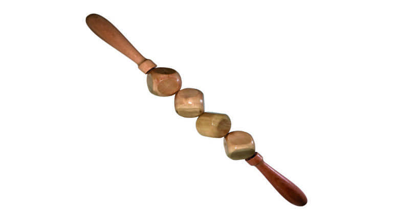 O Rolo Cubos é um acessório desenvolvido para técnicas de maderoterapia e massagens corporais, indicado para modelagem corporal, estímulo muscular e ativação da circulação.